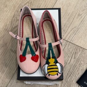 Gucci Kids Pink Dress Shoes with Heart and Bee Accents